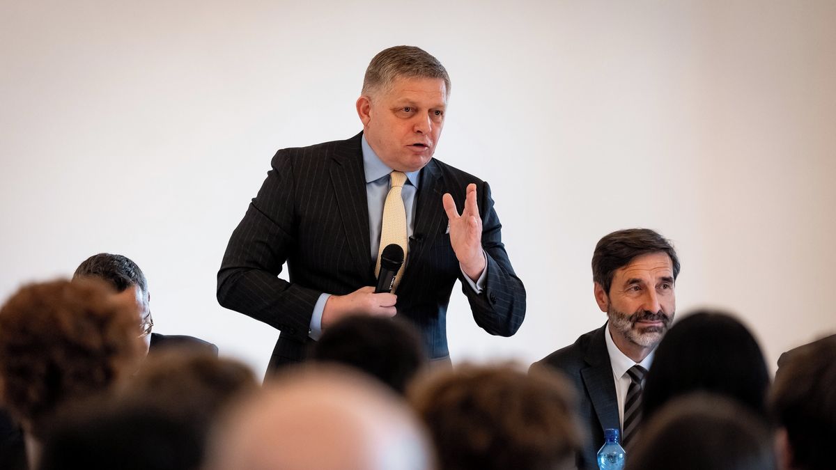 Fico dal na Putinovu radu z Pekingu. A navíc mlčel k výročí